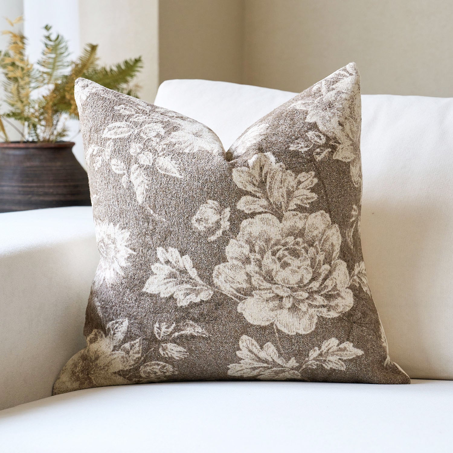 Latina Single-Sided Printed Pillow Cover – Timeless Floral Decorative Cushion Cover for Elegant Home Decor-