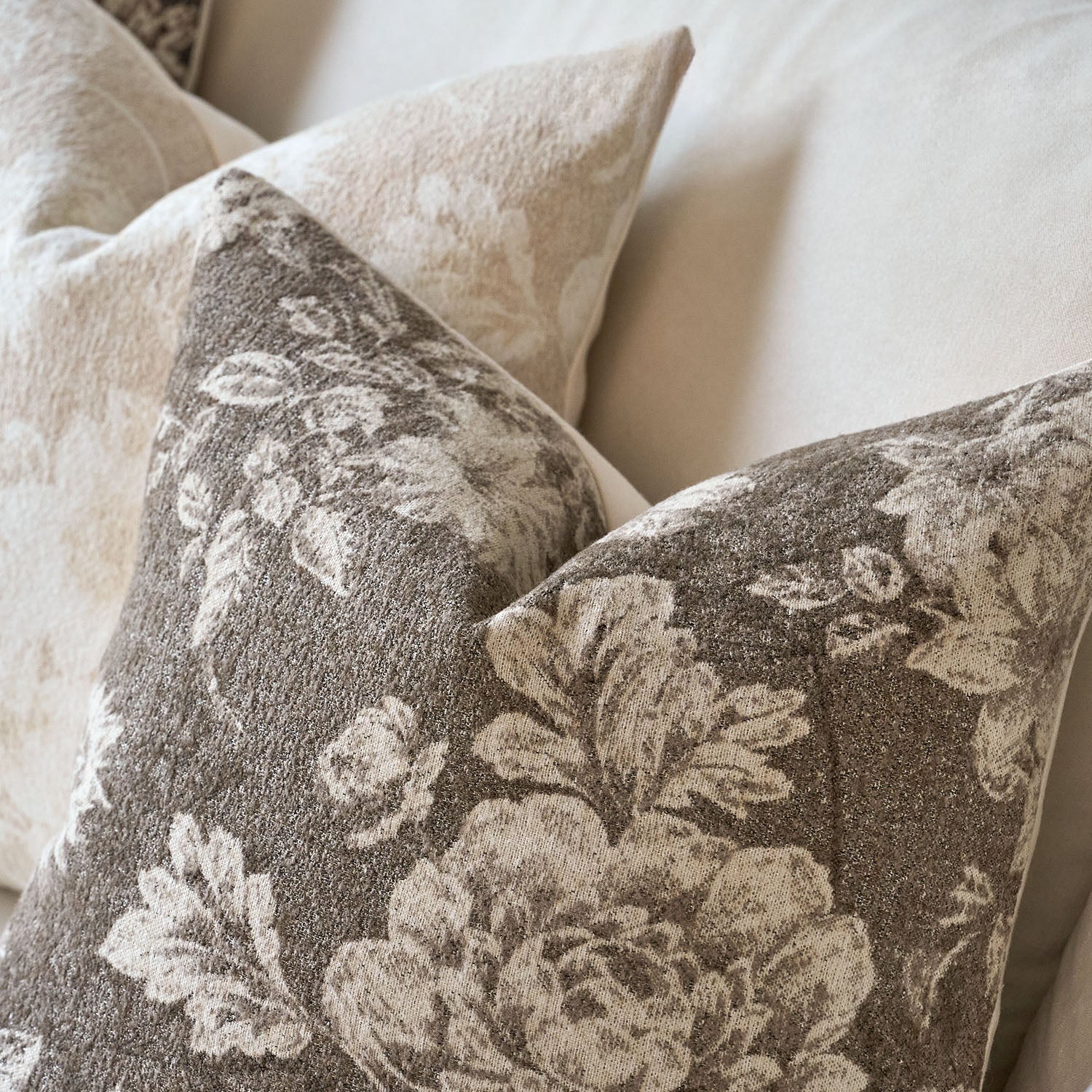 Latina Single-Sided Printed Pillow Cover – Timeless Floral Decorative Cushion Cover for Elegant Home Decor-